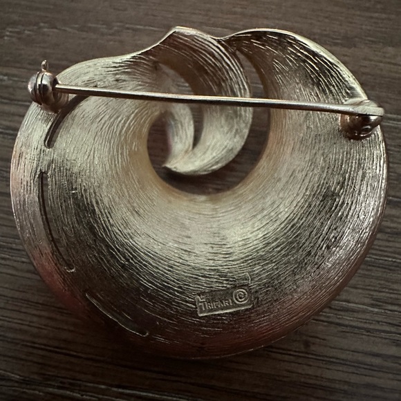 Vintage CROWN TRIFARI Brooch White Enamel Gold Tone Swirl Loop Mid Century - Picture 2 of 10